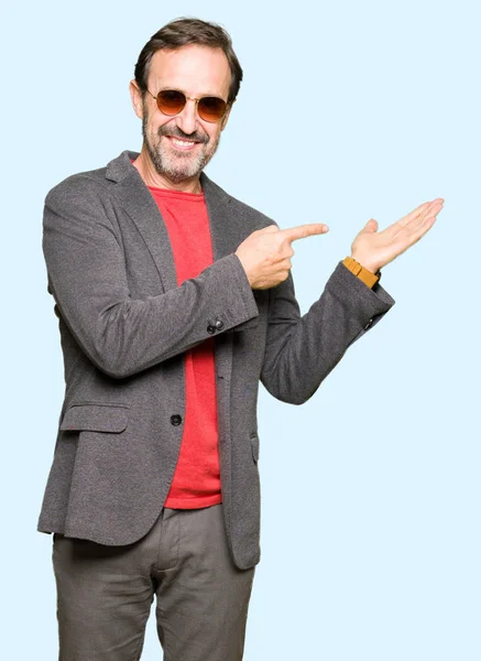 Hombre Negocios Guapo Mediana Edad Con Gafas Sol Asombrado Sonriendo — Foto de Stock