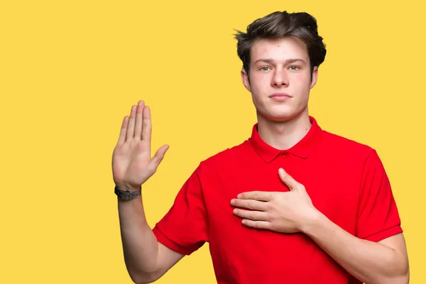 Jonge Knappe Man Met Rode Shirt Geïsoleerd Achtergrond Vloeken Met — Stockfoto