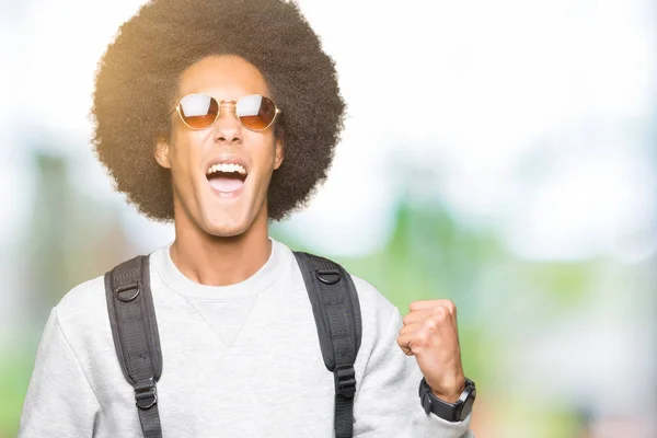 Unga Afroamerikanska Man Med Afro Hår Iklädd Solglasögon Och Ryggsäck — Stockfoto