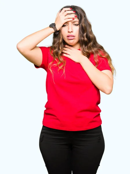 Młoda Kobieta Piękna Noszenie Shirt Dorywczo Dotykając Czołem Choroby Gorączka — Zdjęcie stockowe