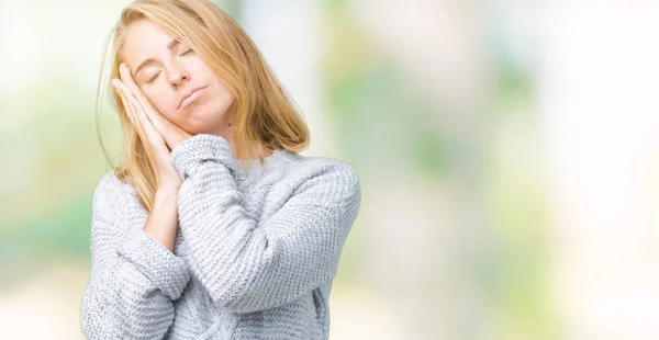 Mooie Jonge Vrouw Winter Trui Dragen Geïsoleerde Achtergrond Slapen Moe — Stockfoto