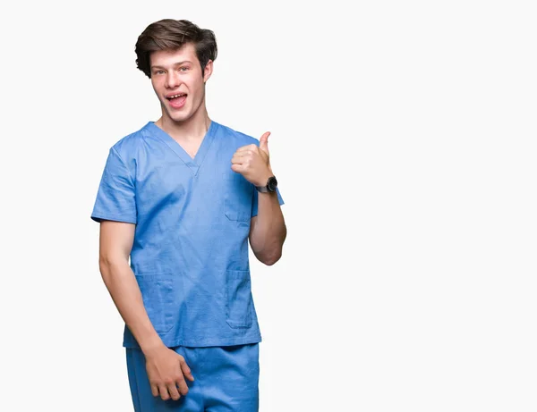 Unga Läkare Bär Medicinsk Uniform Över Isolerade Bakgrund Gör Glad — Stockfoto