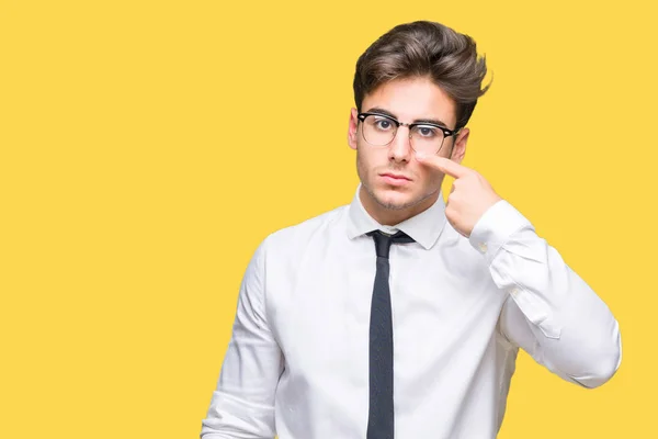 Joven Hombre Negocios Con Gafas Sobre Fondo Aislado Señalando Con —  Fotos de Stock