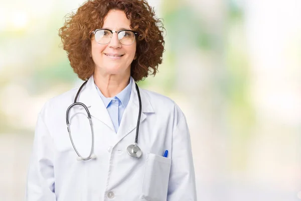 Média Ager Médico Sênior Mulher Sobre Fundo Isolado Com Sorriso — Fotografia de Stock