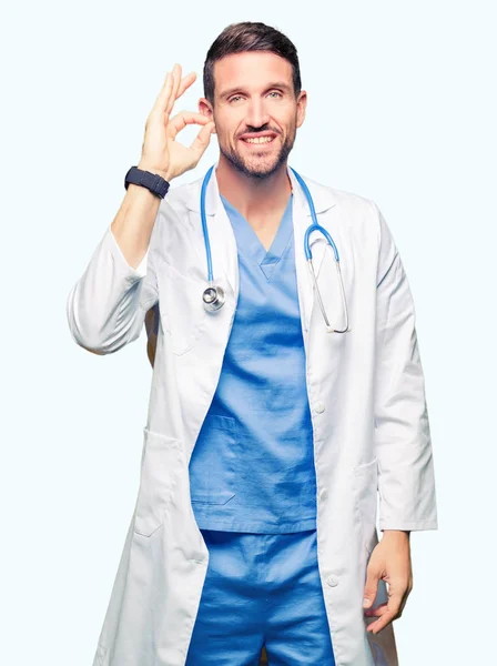 英俊的医生人穿着医疗制服在孤立的背景微笑正面做确定的标志用手和手指 成功的表达 — 图库照片