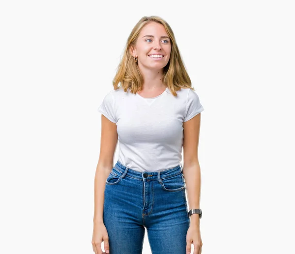 Hermosa Mujer Joven Con Camiseta Blanca Casual Sobre Fondo Aislado — Foto de Stock