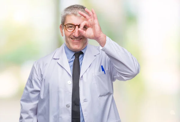 英俊的资深医生 科学家专业的人穿着白色外套在孤立的背景做确定的手势与手微笑 眼睛通过手指看着快乐的脸 — 图库照片