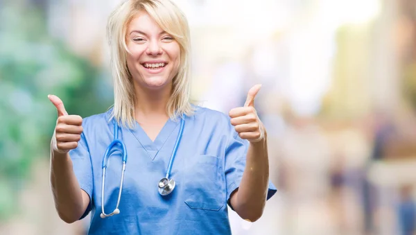 Unga Vackra Blonde Läkare Kvinna Bär Medicinsk Uniform Över Isolerade — Stockfoto