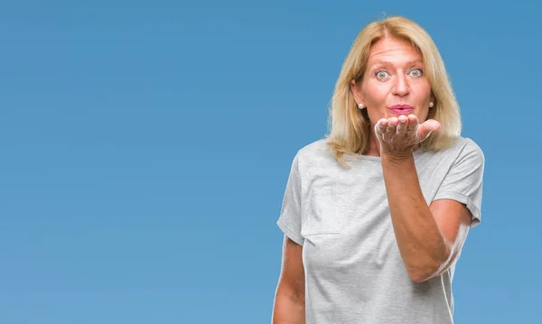 Mulher Loira Meia Idade Sobre Fundo Isolado Olhando Para Câmera — Fotografia de Stock