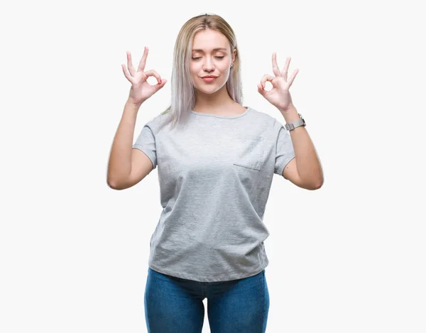 Jeune Femme Blonde Sur Fond Isolé Détendre Sourire Les Yeux — Photo