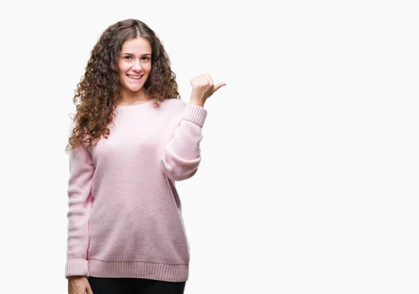 Linda Morena Cabelo Encaracolado Menina Vestindo Suéter Inverno Rosa Sobre — Fotografia de Stock