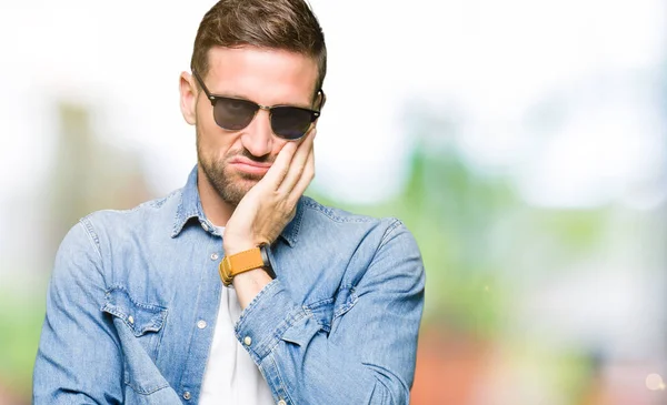 Hombre Guapo Con Gafas Sol Moda Pensando Que Cansado Aburrido — Foto de Stock