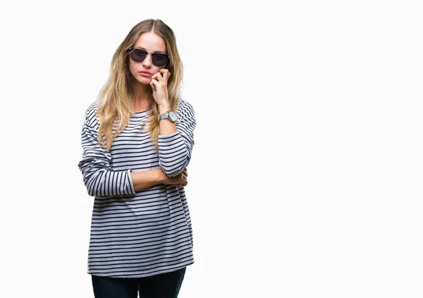 Unga Vackra Blonda Kvinnan Bär Solglasögon Över Isolerade Bakgrund Tänkande — Stockfoto