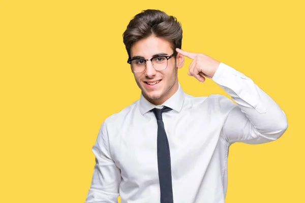 Joven Hombre Negocios Con Gafas Sobre Fondo Aislado Sonriendo Señalando —  Fotos de Stock