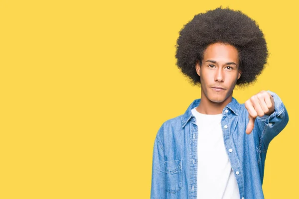 Unga Afroamerikanska Man Med Afro Hår Ser Missnöjda Och Arga — Stockfoto