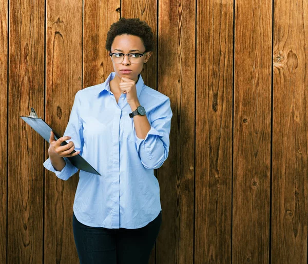 Jovem Afro Americana Empresária Segurando Prancheta Sobre Fundo Isolado Rosto — Fotografia de Stock