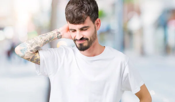 Joven Hombre Guapo Usando Camiseta Blanca Sobre Fondo Aislado Sufrimiento —  Fotos de Stock