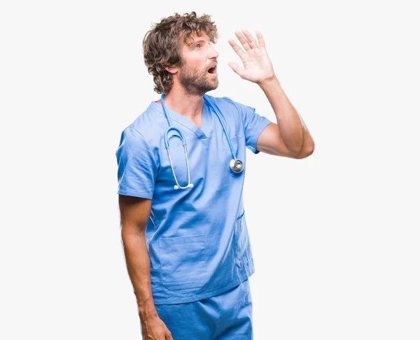 英俊的西班牙外科医生在孤立的背景下大声喊话 用手放在嘴边尖叫 沟通理念 — 图库照片