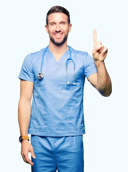 Bell Uomo Medico Che Indossa Uniforme Medica Sfondo Isolato Mostrando — Foto Stock