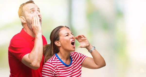 Middelbare Leeftijd Hispanic Paar Verliefd Geïsoleerde Achtergrond Schreeuwen Schreeuwen Luid — Stockfoto