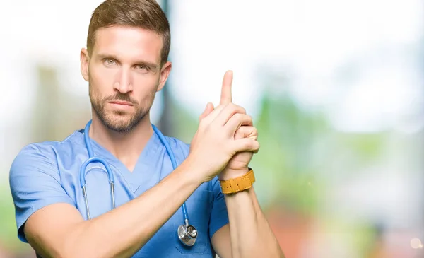Knappe Dokter Man Medische Uniform Dragen Geïsoleerd Achtergrond Holding Symbolische — Stockfoto