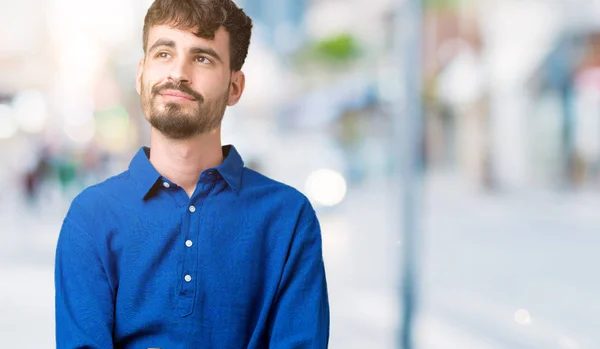 Stilig Ung Över Isolerade Bakgrund Leende Seende Sidan Och Stirrande — Stockfoto