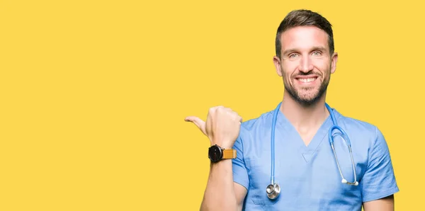 Bonito Médico Homem Vestindo Uniforme Médico Sobre Fundo Isolado Sorrindo — Fotografia de Stock