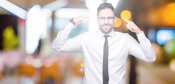 Joven Hombre Negocios Guapo Con Gafas Sobre Fondo Aislado Sonriendo — Foto de Stock