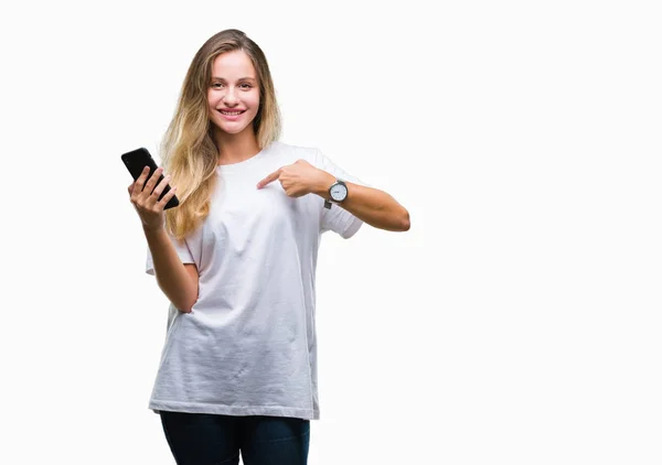 Jonge Mooie Blonde Vrouw Met Smartphone Geïsoleerde Achtergrond Met Verrassing — Stockfoto