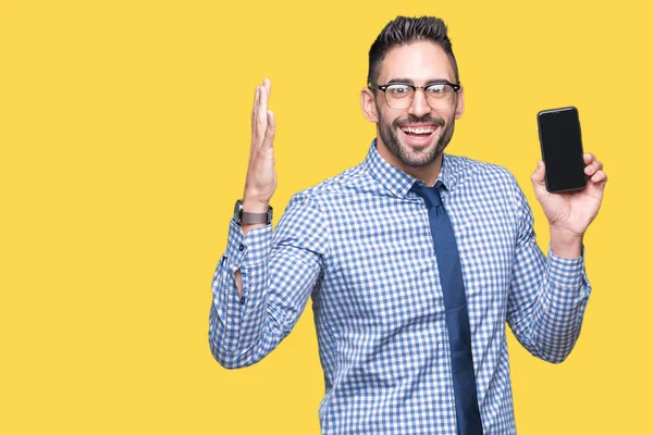 Joven Hombre Negocios Mostrando Pantalla Del Teléfono Inteligente Sobre Fondo —  Fotos de Stock