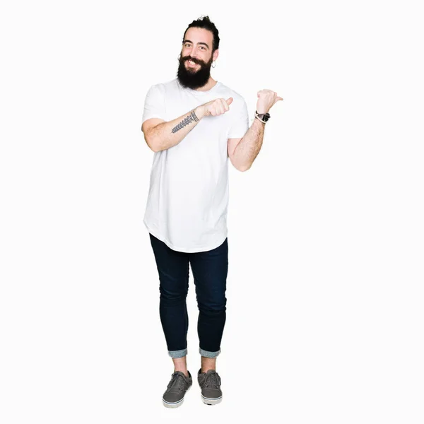 Pemuda Hipster Pria Dengan Rambut Panjang Dan Jenggot Mengenakan Kaos — Stok Foto