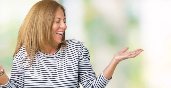 Schöne Frau Mittleren Alters Gestreiftem Pullover Über Isoliertem Hintergrund Lächelnd — Stockfoto