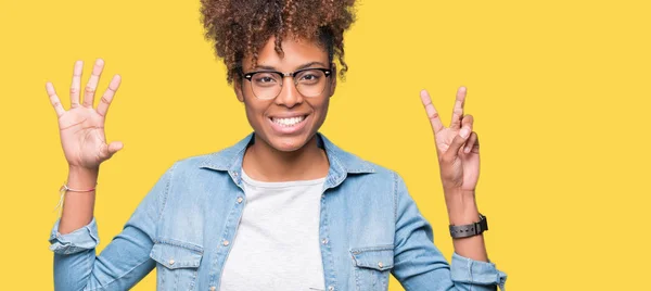 Linda Jovem Afro Americana Vestindo Óculos Sobre Fundo Isolado Mostrando — Fotografia de Stock