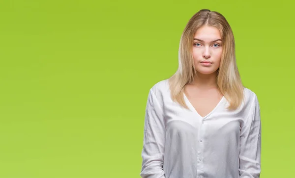 Jonge Kaukasische Vrouw Geïsoleerde Achtergrond Met Ernstige Uitdrukking Het Gezicht — Stockfoto