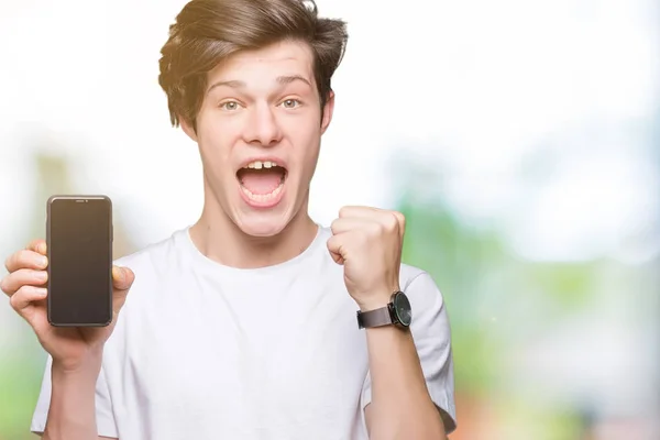 Młody Człowiek Pokazywanie Ekranu Smartfona Białym Tle Krzyk Dumny Świętuje — Zdjęcie stockowe