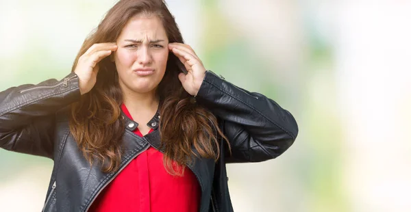 Schöne Size Junge Frau Die Eine Modische Lederjacke Über Isoliertem — Stockfoto