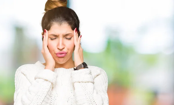 Mooie Jongedame Winter Trui Met Hand Dragen Hoofd Voor Pijn — Stockfoto