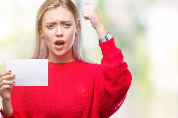 Junge Blonde Frau Hält Leere Papierkarte Vor Isoliertem Hintergrund Genervt — Stockfoto