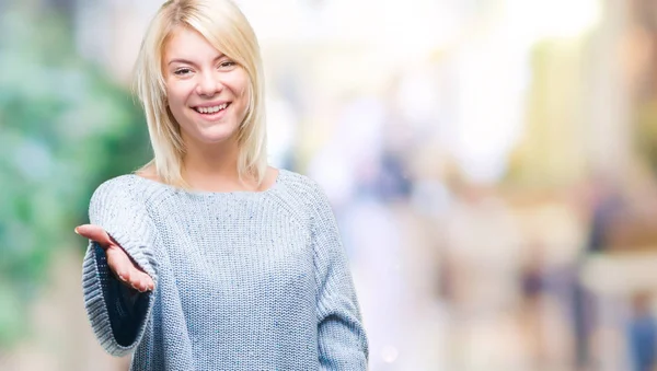 Giovane Bella Donna Bionda Indossa Maglione Invernale Sfondo Isolato Sorridente — Foto Stock