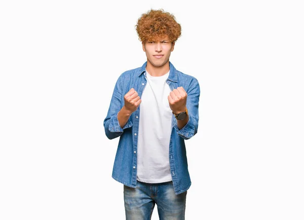 Joven Hombre Guapo Con Pelo Afro Vistiendo Chaqueta Mezclilla Listo —  Fotos de Stock