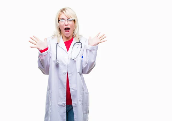 Joven Hermosa Doctora Rubia Vistiendo Uniforme Médico Sobre Fondo Aislado —  Fotos de Stock