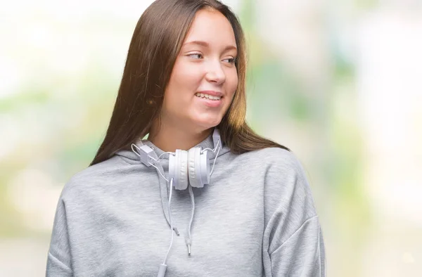 Giovane Bella Studentessa Caucasica Indossa Cuffie Sfondo Isolato Guardando Altra — Foto Stock