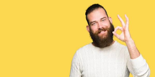 Νέοι Hipster Άνθρωπος Φορώντας Χειμώνα Πουλόβερ Χαμογελώντας Θετική Κάνει Εντάξει — Φωτογραφία Αρχείου