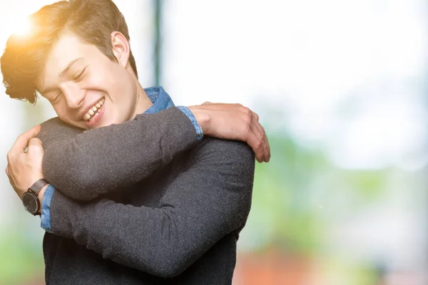 Jovem Bonito Homem Elegante Sobre Fundo Isolado Abraçando Feliz Positivo — Fotografia de Stock