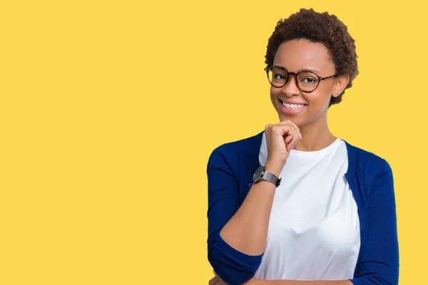 Jovem Mulher Afro Americana Bonita Vestindo Óculos Sobre Fundo Isolado — Fotografia de Stock