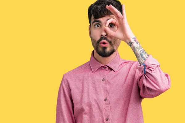 Homem Bonito Jovem Vestindo Camisa Rosa Sobre Fundo Isolado Fazendo — Fotografia de Stock