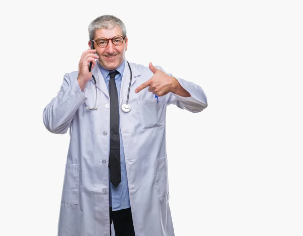 Przystojny Doktor Starszy Człowiek Rozmawia Smarpthone Białym Tle Niespodzianka Oczy — Zdjęcie stockowe