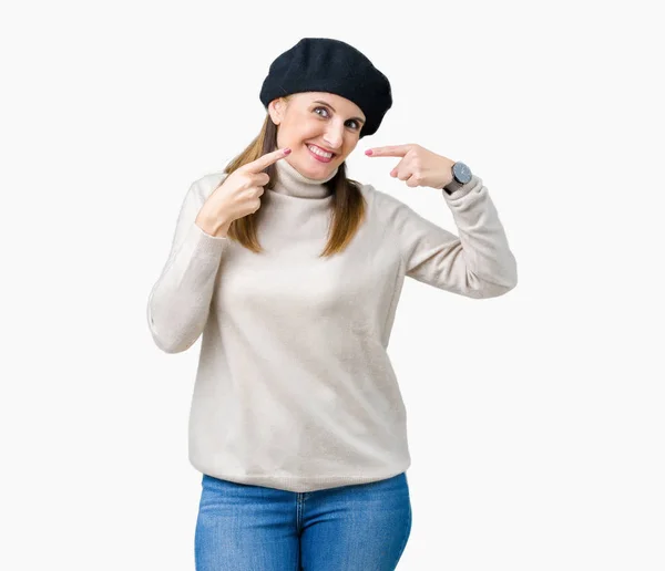 Reife Frau Mittleren Alters Winterpullover Und Baskenmütze Über Isoliertem Hintergrund — Stockfoto