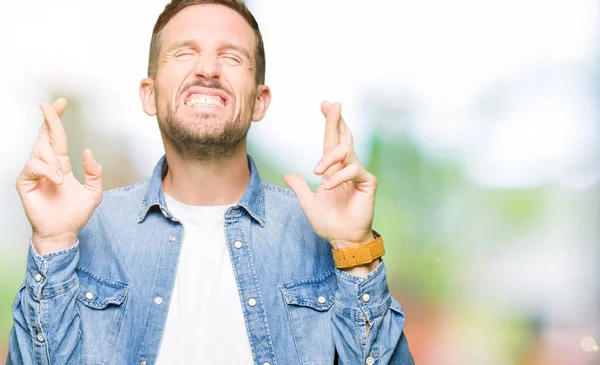 Gutaussehender Mann Mit Blauen Augen Und Bart Jeansjacke Lächelnd Daumendrücken — Stockfoto