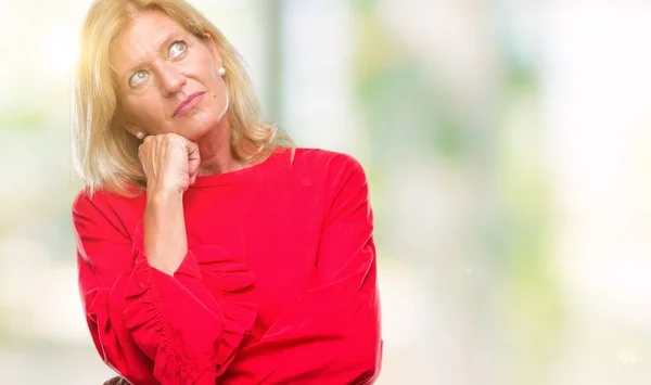 Donna Bionda Mezza Età Sfondo Isolato Con Mano Sul Mento — Foto Stock